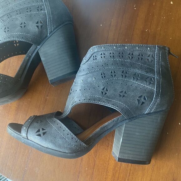 Maurices Women’s Gray Metallic Perforated Block Heel Sandals Size 9 - Picture 9 of 13